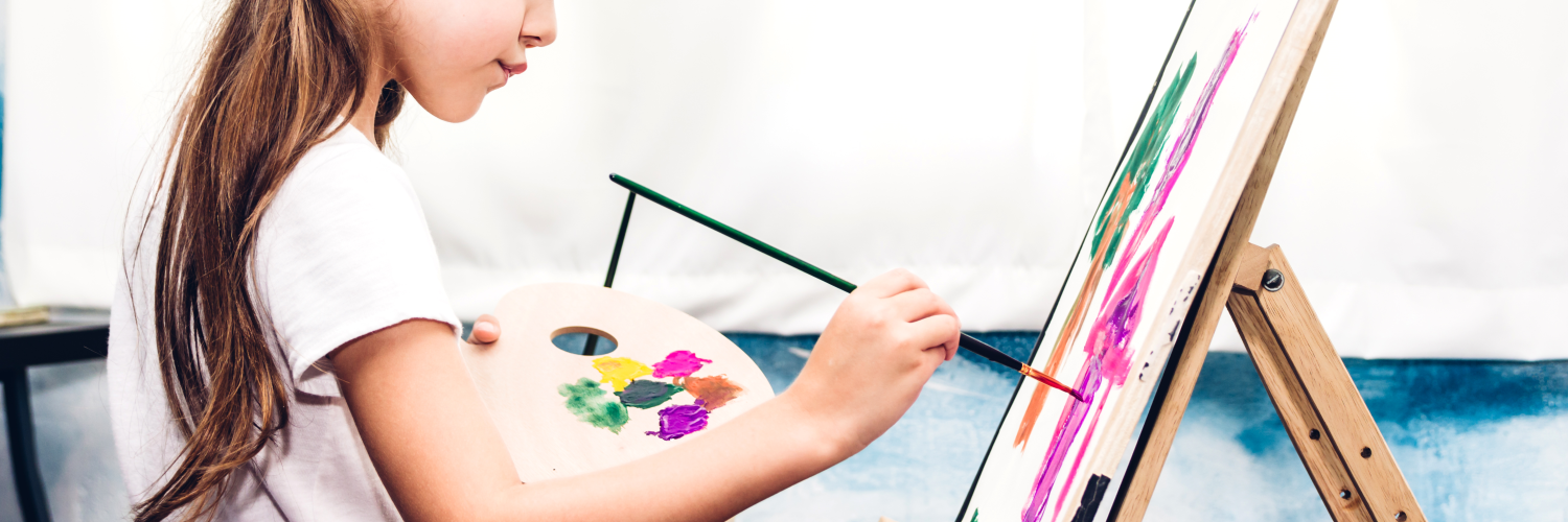 Pige på omkring 8 år der maler ved staffeli.