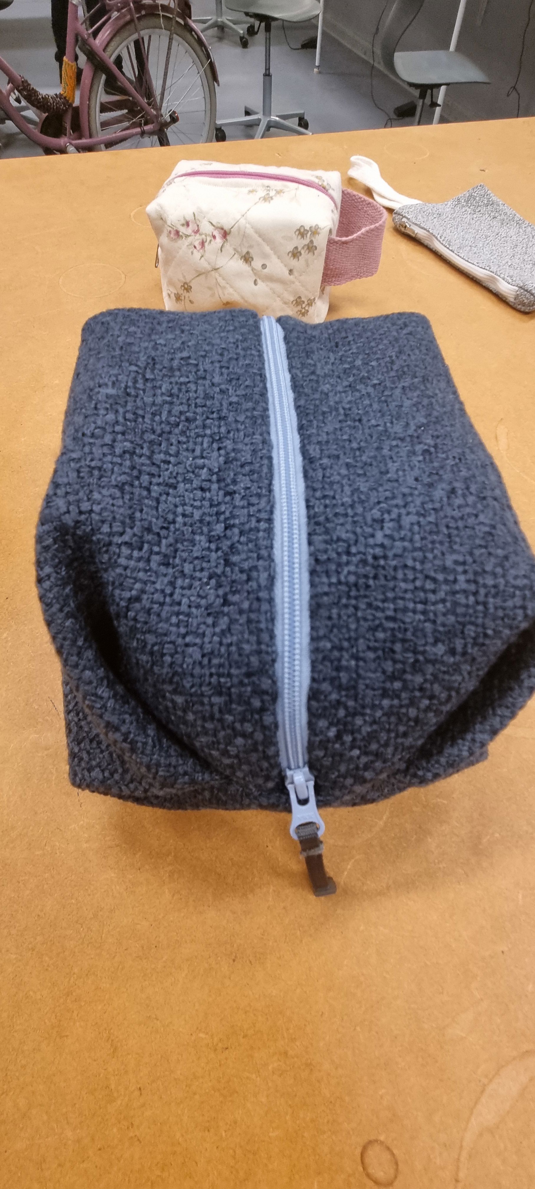 Taske med lynlås syet i Systuen i Tønder Kulturskole.