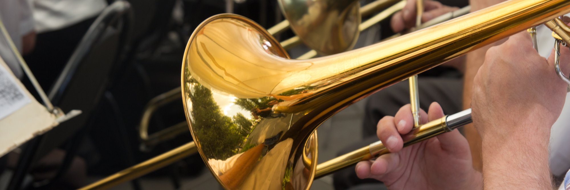 Mand der spiller trækbasun i et orkester.