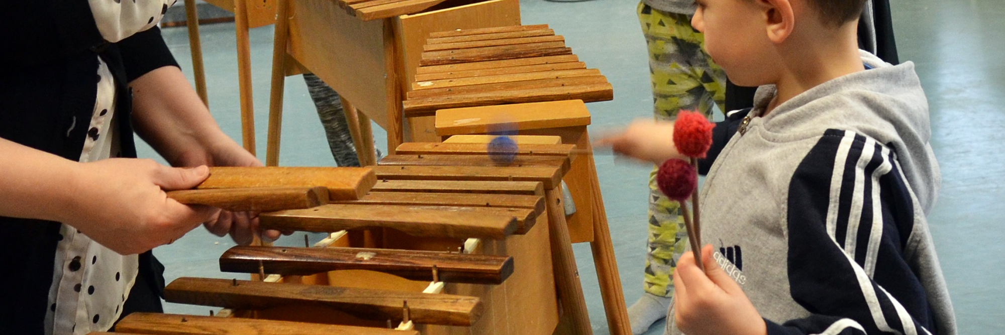 Lærer hjælper dreng med indstilling af xylofonen
