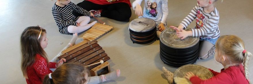Børn der spiller på rytmeinstrumenter
