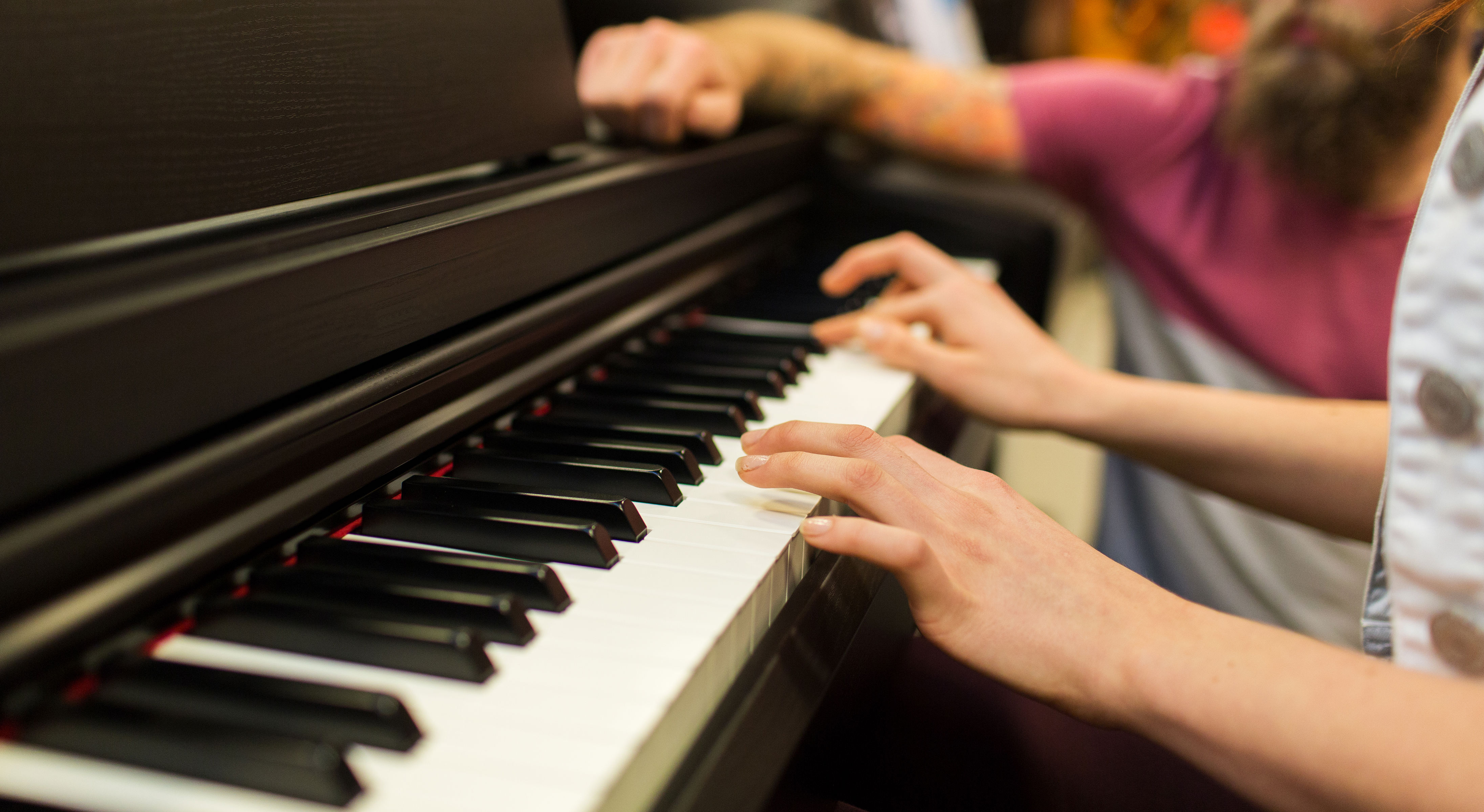 Klaverelev spiller for sin lærer