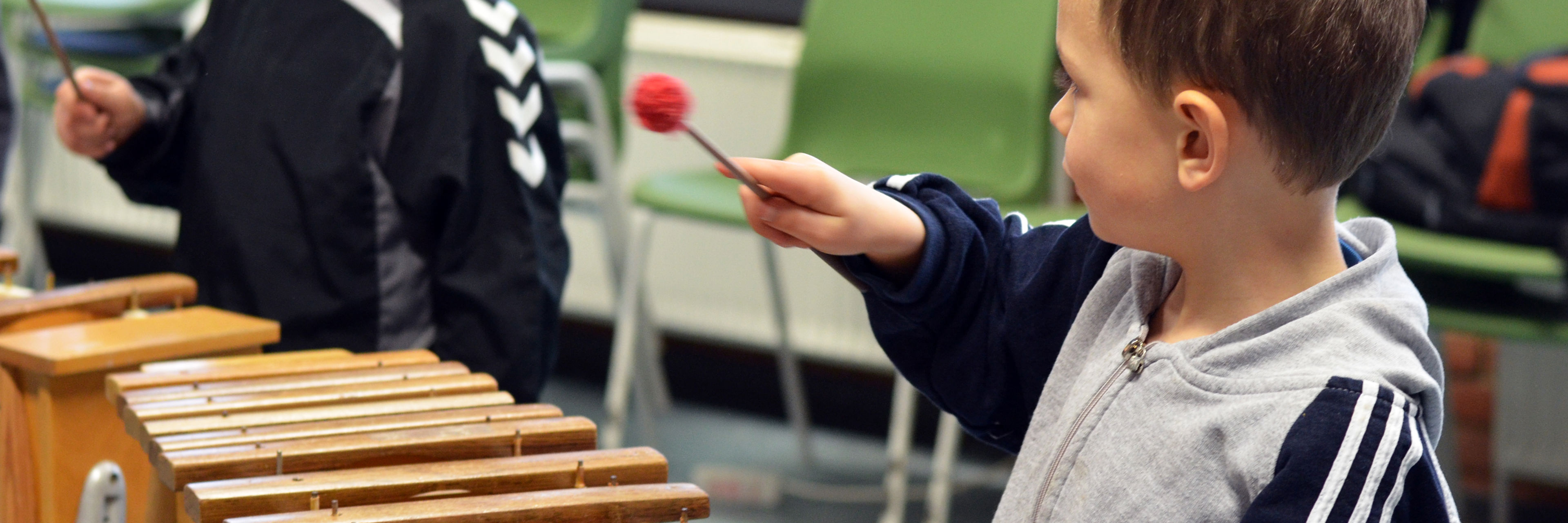 To drenge spiller på xylofon