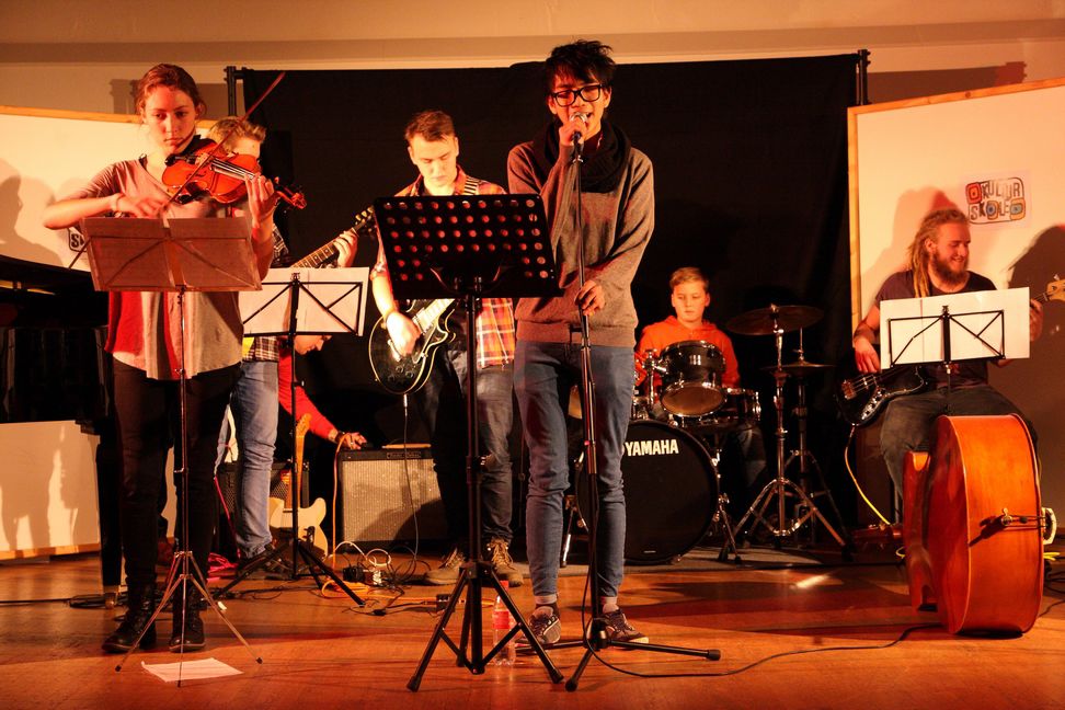 Foto af band, der spiller koncert.